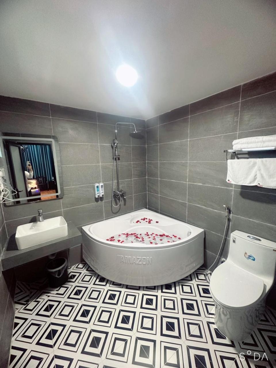Nhat Tan Hotel Hanoi Exterior foto